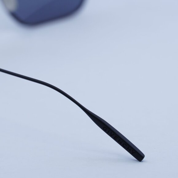 🕶️ New Givenchy GV40041U 02C Sunglasses - Matte Black Frame - Picture 8 of 11